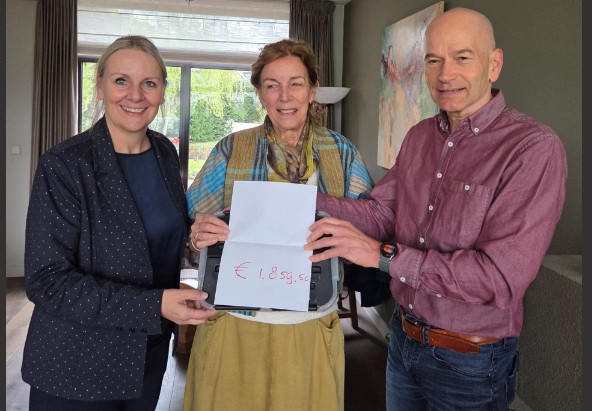Op vrijdagmorgen 3 april mocht voorzitter Chantal de Rijk de opbrengt van de receptiegasten in ontvangst nemen. Een prachtig gebaar van Bets